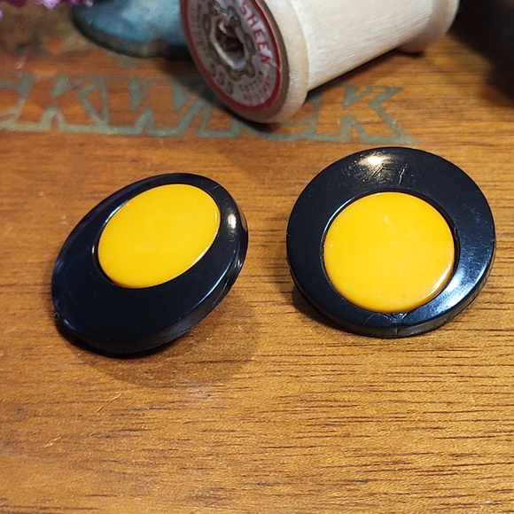 Vintage Pair of Round Mod Black and Yellow Plastic Shank Sewing Buttons - Picture 3 of 11